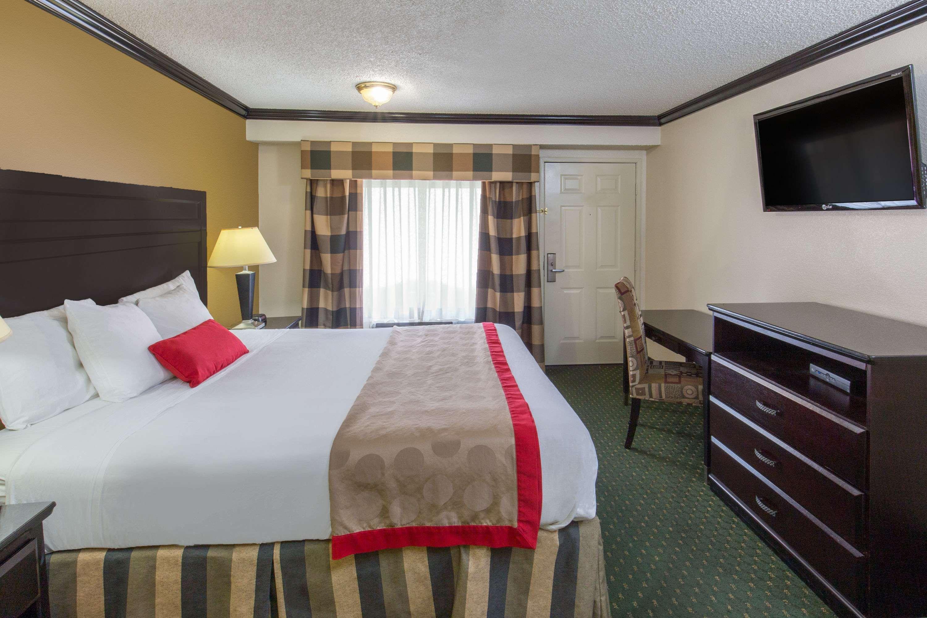 Ramada By Wyndham Ontario Hotel Exterior photo