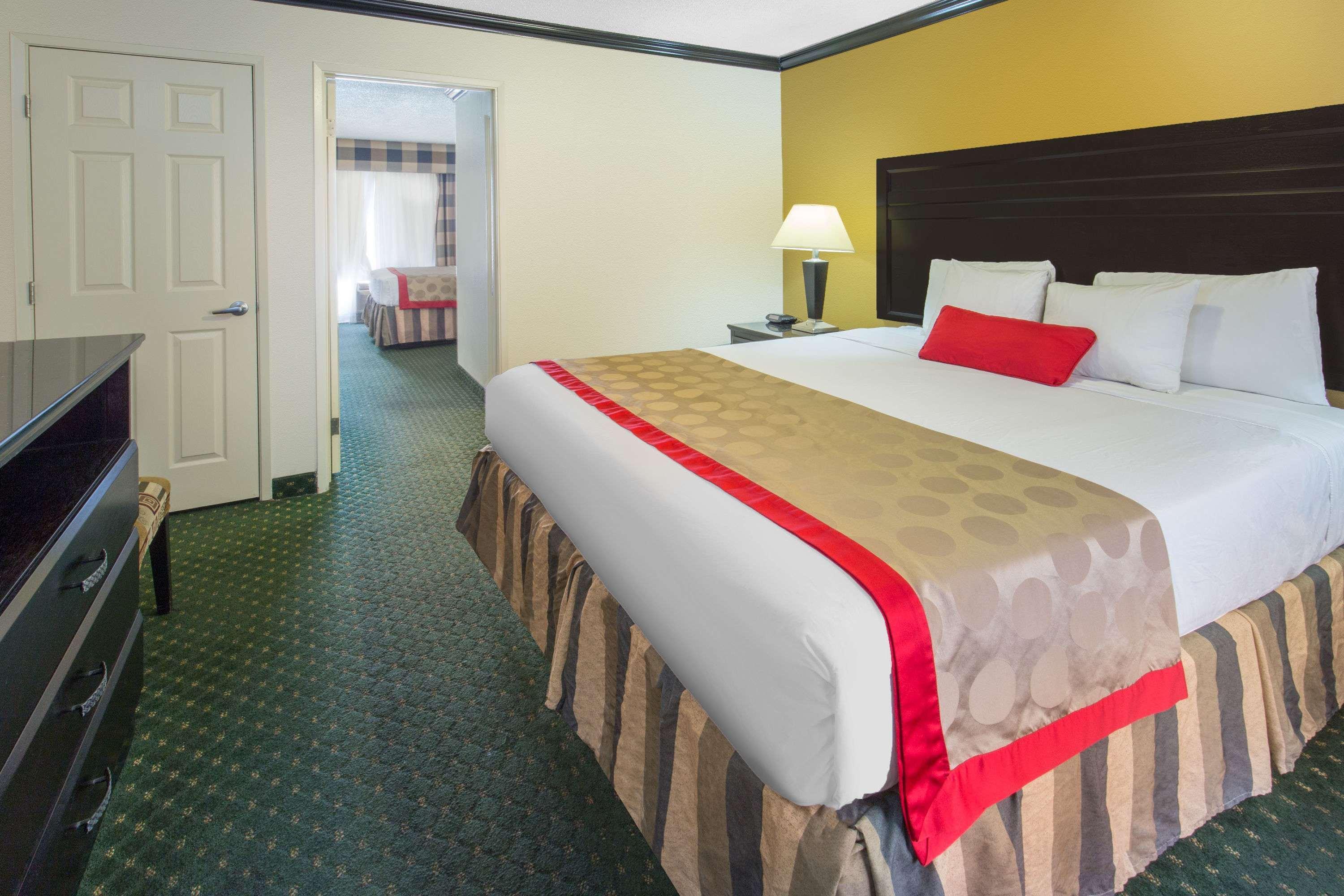 Ramada By Wyndham Ontario Hotel Exterior photo